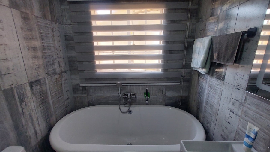 2 Bedroom Property for Sale in Helikonpark Gauteng