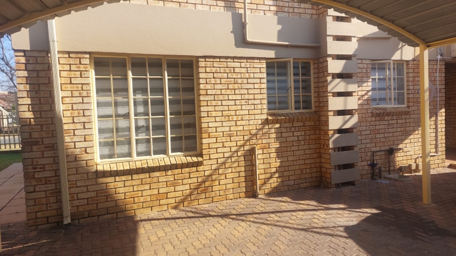2 Bedroom Property for Sale in Helikonpark Gauteng
