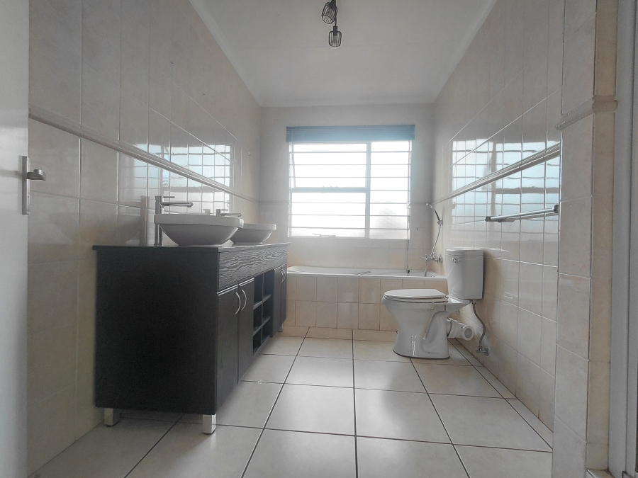 To Let 3 Bedroom Property for Rent in New Redruth Gauteng