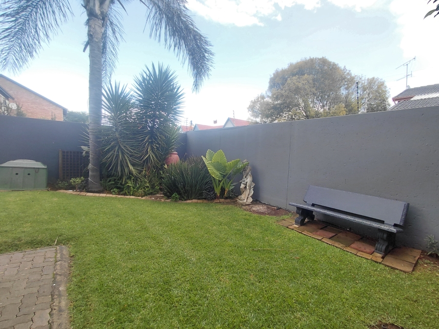 To Let 3 Bedroom Property for Rent in New Redruth Gauteng