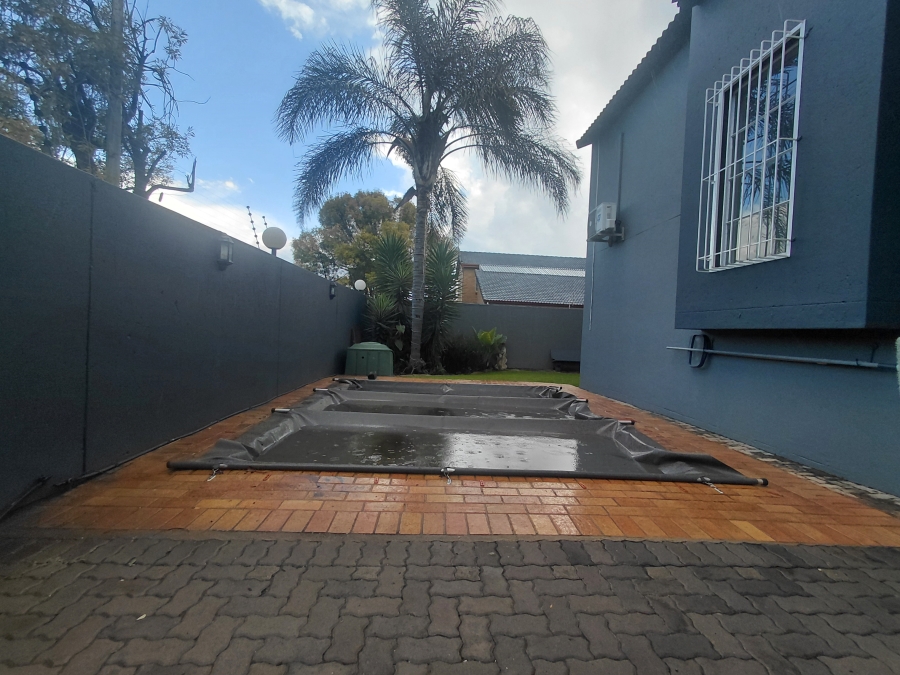 To Let 3 Bedroom Property for Rent in New Redruth Gauteng