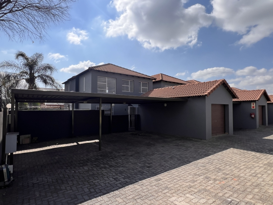 To Let 3 Bedroom Property for Rent in New Redruth Gauteng
