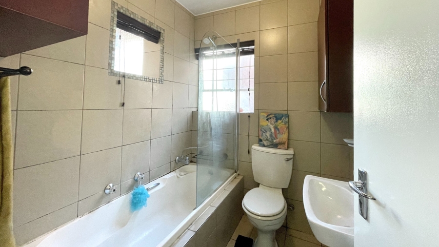 1 Bedroom Property for Sale in Linden Gauteng