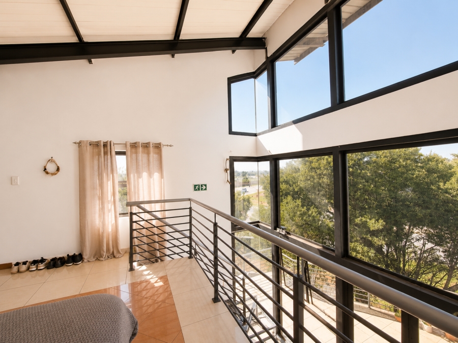 1 Bedroom Property for Sale in Rooihuiskraal North Gauteng