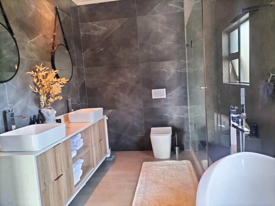 5 Bedroom Property for Sale in Beverley Gauteng