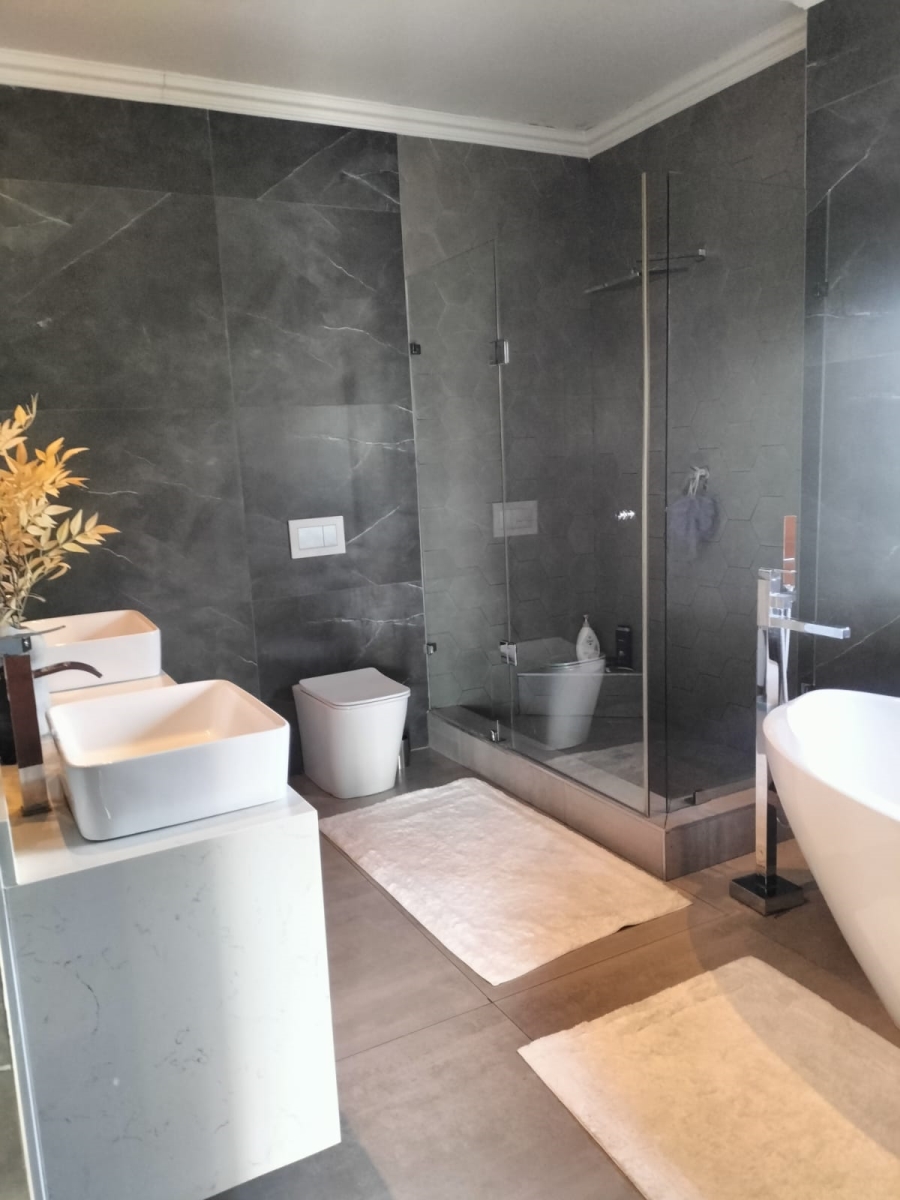 5 Bedroom Property for Sale in Beverley Gauteng