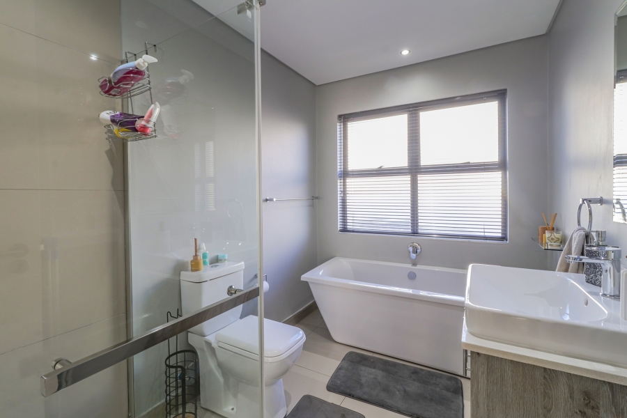 To Let 2 Bedroom Property for Rent in Broadacres Gauteng