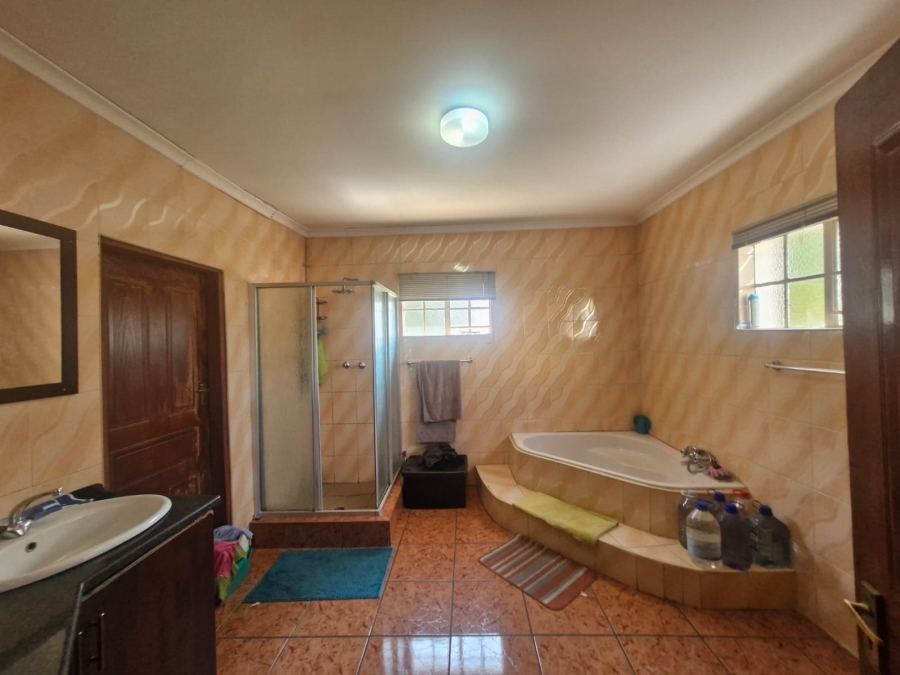 5 Bedroom Property for Sale in Mackenzie Park Gauteng