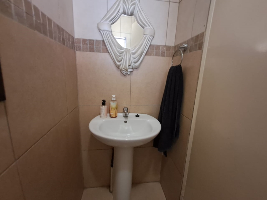 2 Bedroom Property for Sale in Dayanglen Gauteng