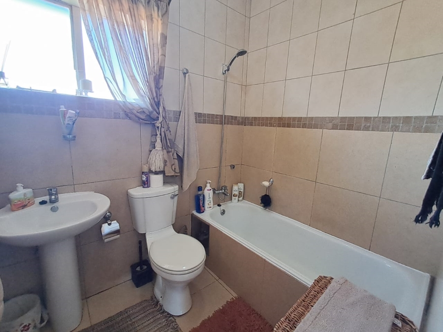 2 Bedroom Property for Sale in Dayanglen Gauteng