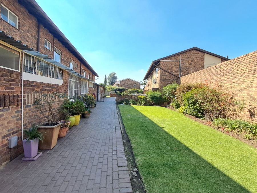 2 Bedroom Property for Sale in Dayanglen Gauteng