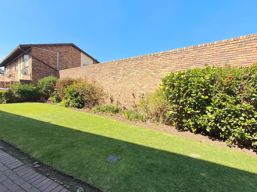 2 Bedroom Property for Sale in Dayanglen Gauteng