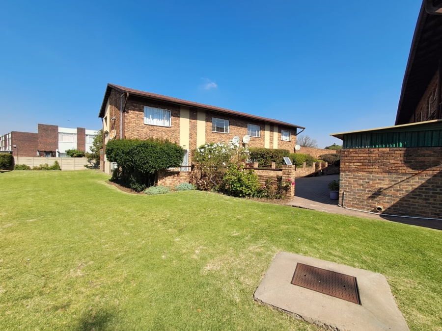 2 Bedroom Property for Sale in Dayanglen Gauteng