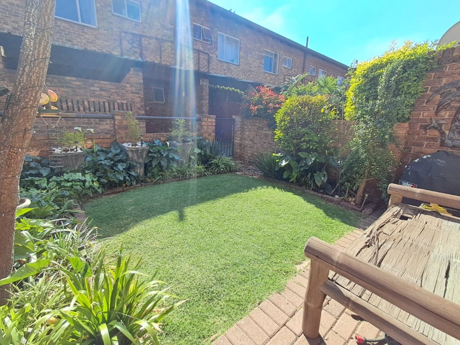 2 Bedroom Property for Sale in Dayanglen Gauteng