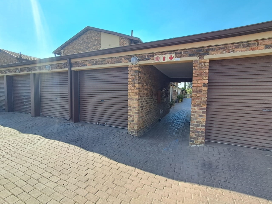2 Bedroom Property for Sale in Dayanglen Gauteng
