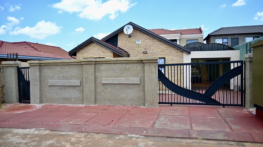 6 Bedroom Property for Sale in Protea Glen Gauteng