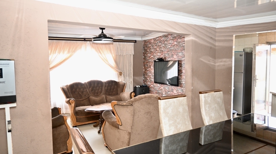 6 Bedroom Property for Sale in Protea Glen Gauteng
