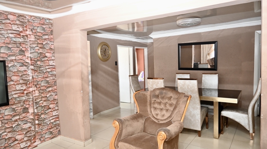 6 Bedroom Property for Sale in Protea Glen Gauteng