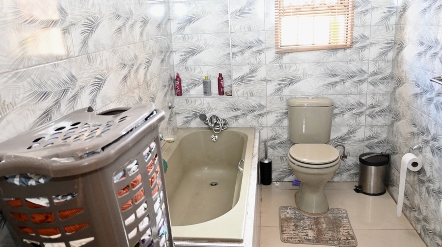 6 Bedroom Property for Sale in Protea Glen Gauteng