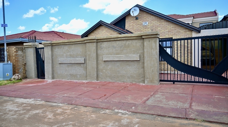 6 Bedroom Property for Sale in Protea Glen Gauteng