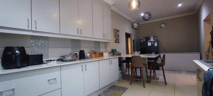 5 Bedroom Property for Sale in Erasmia Gauteng