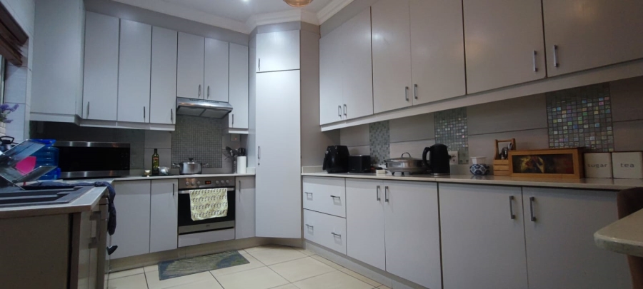 5 Bedroom Property for Sale in Erasmia Gauteng
