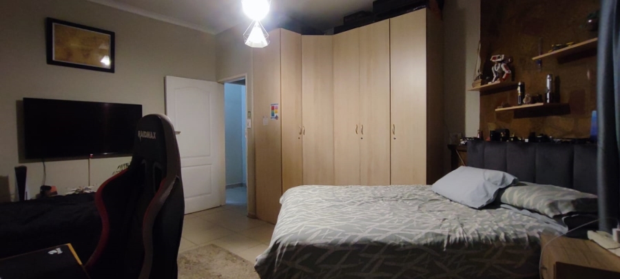 5 Bedroom Property for Sale in Erasmia Gauteng