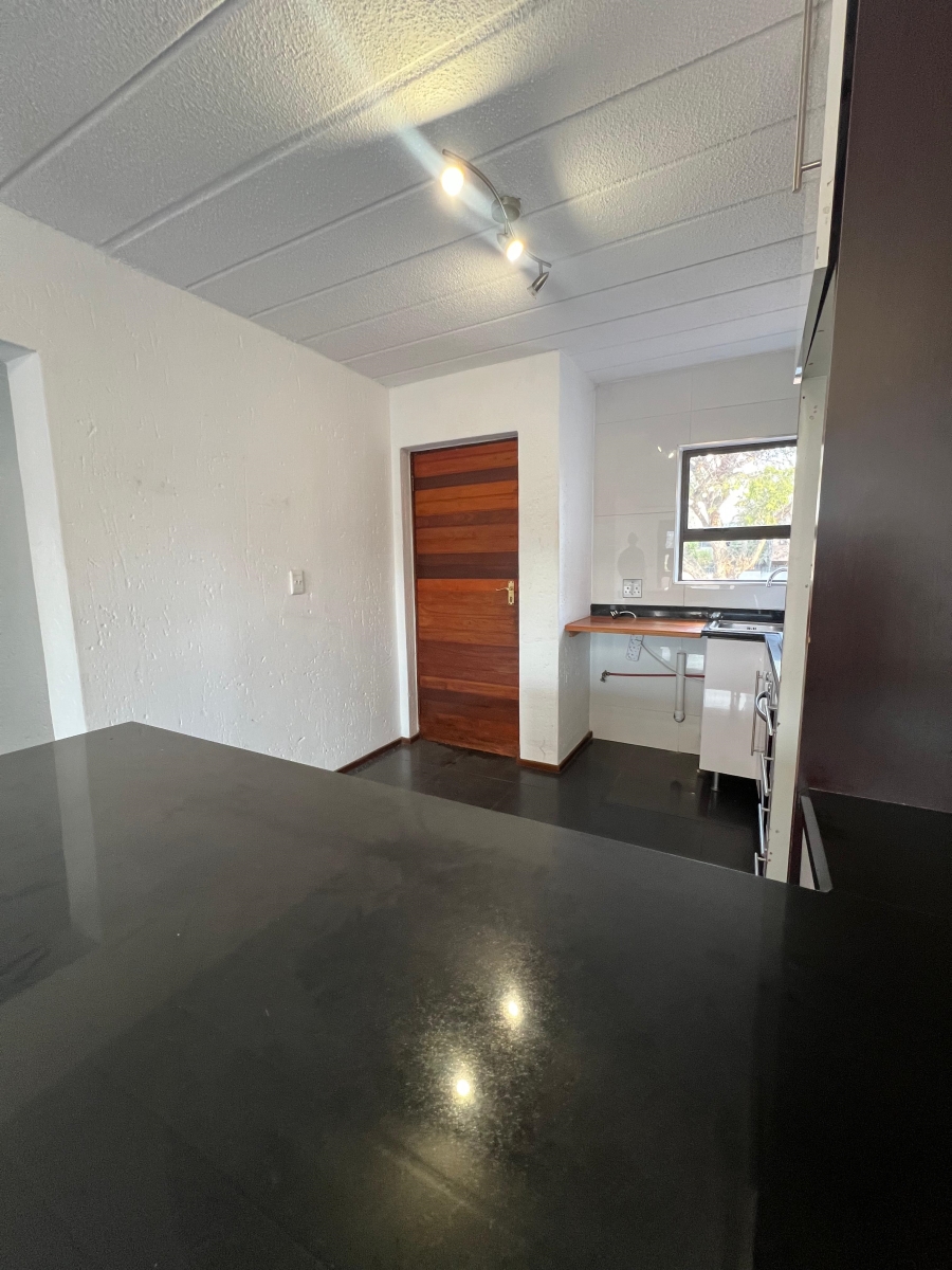 To Let 2 Bedroom Property for Rent in Glenvista Gauteng