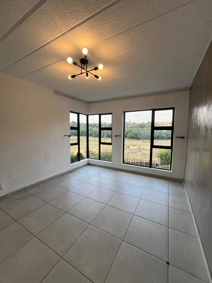 To Let 2 Bedroom Property for Rent in Glenvista Gauteng