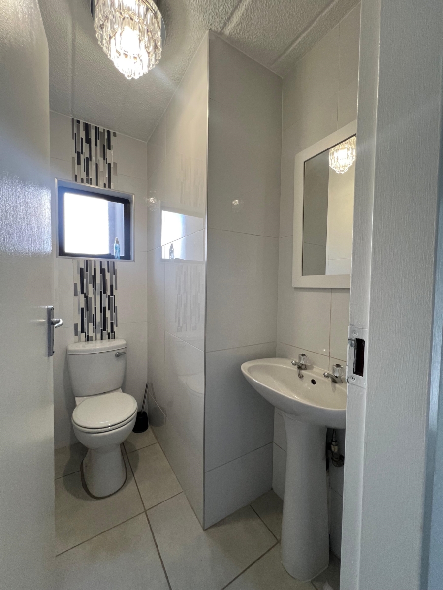 To Let 2 Bedroom Property for Rent in Glenvista Gauteng