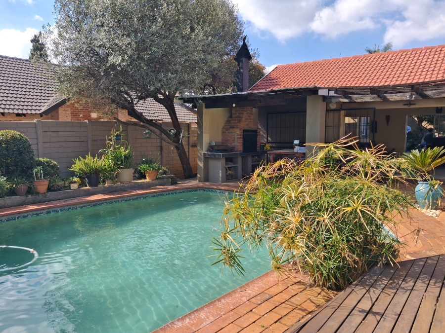 3 Bedroom Property for Sale in Buurendal Gauteng