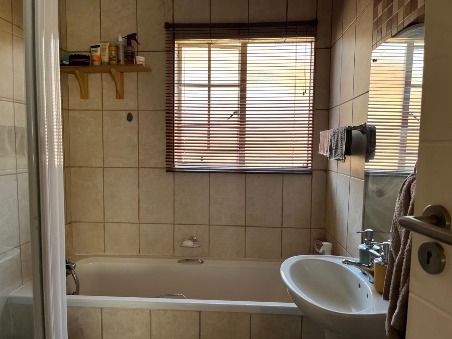 2 Bedroom Property for Sale in Monavoni Gauteng
