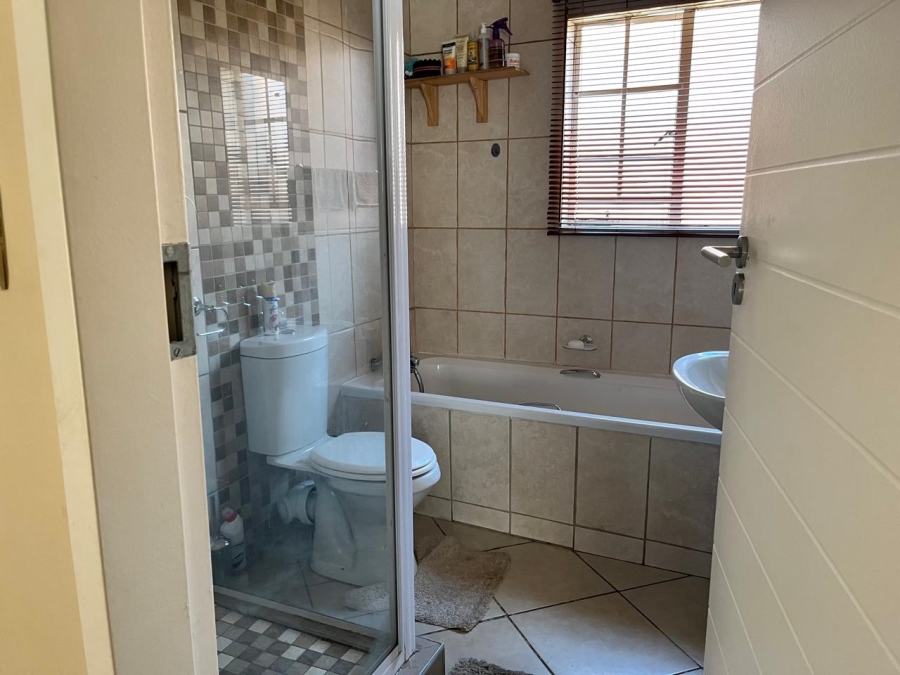 2 Bedroom Property for Sale in Monavoni Gauteng