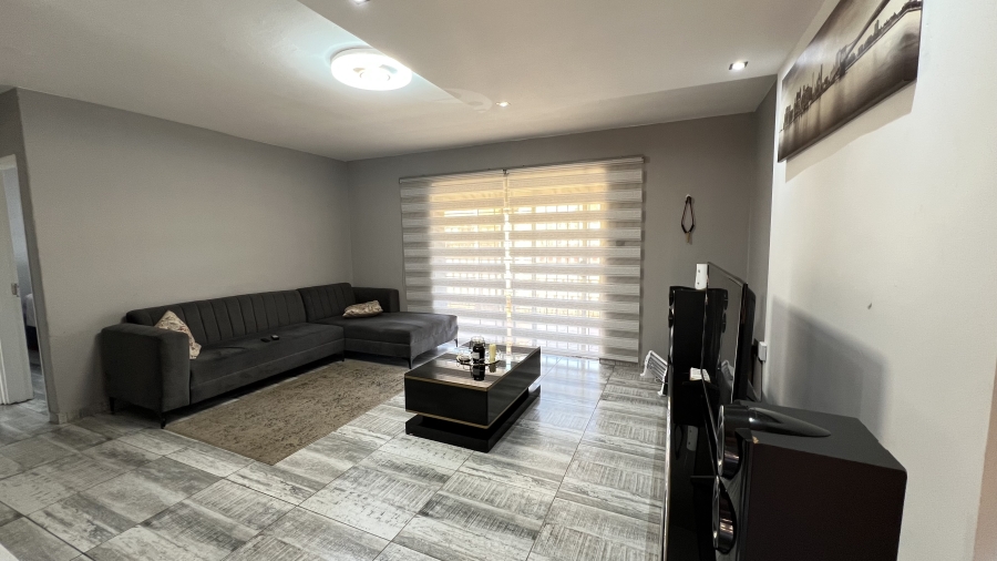 2 Bedroom Property for Sale in Helikonpark Gauteng