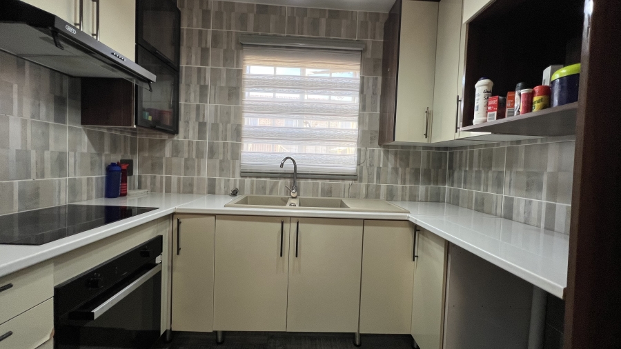 2 Bedroom Property for Sale in Helikonpark Gauteng
