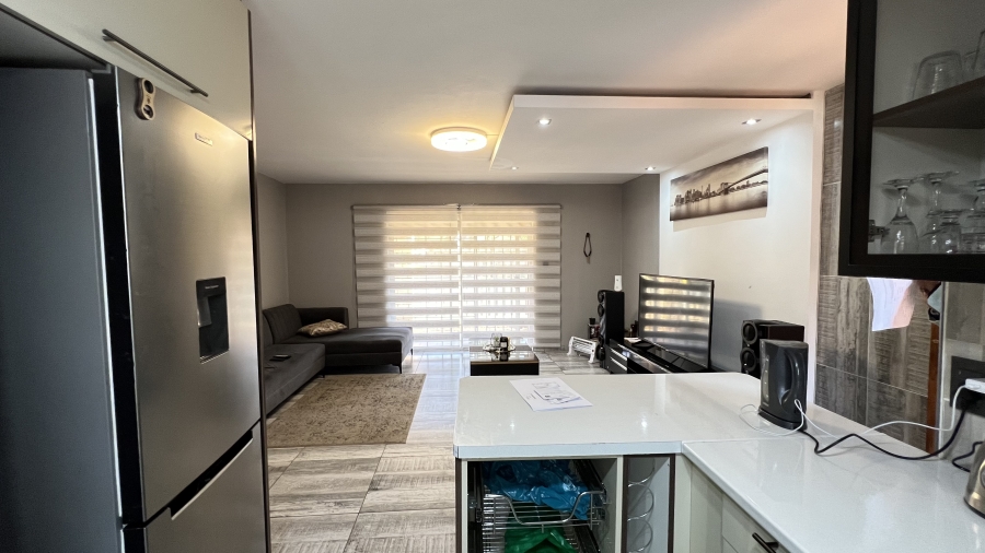 2 Bedroom Property for Sale in Helikonpark Gauteng