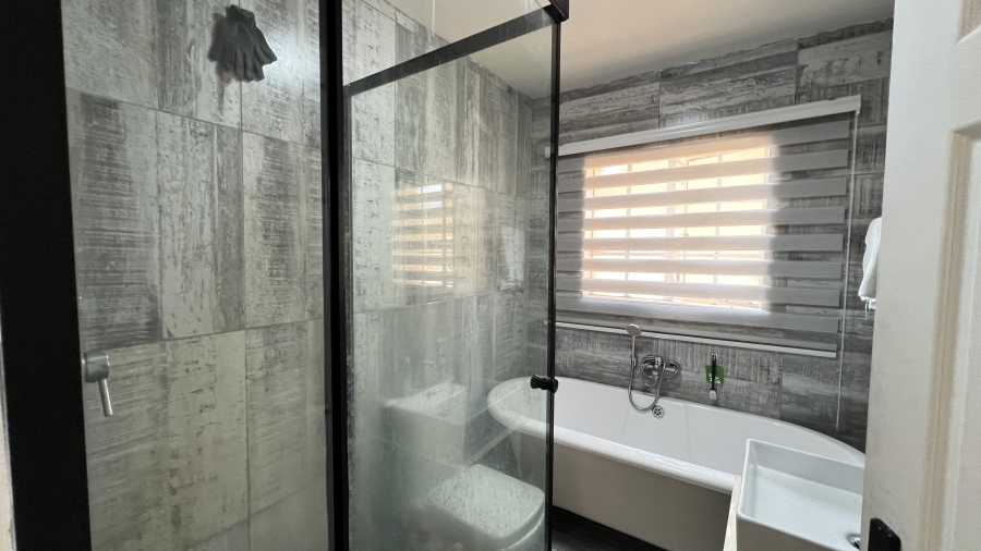 2 Bedroom Property for Sale in Helikonpark Gauteng