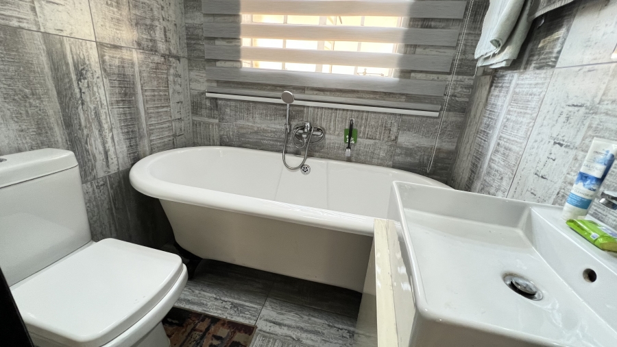 2 Bedroom Property for Sale in Helikonpark Gauteng