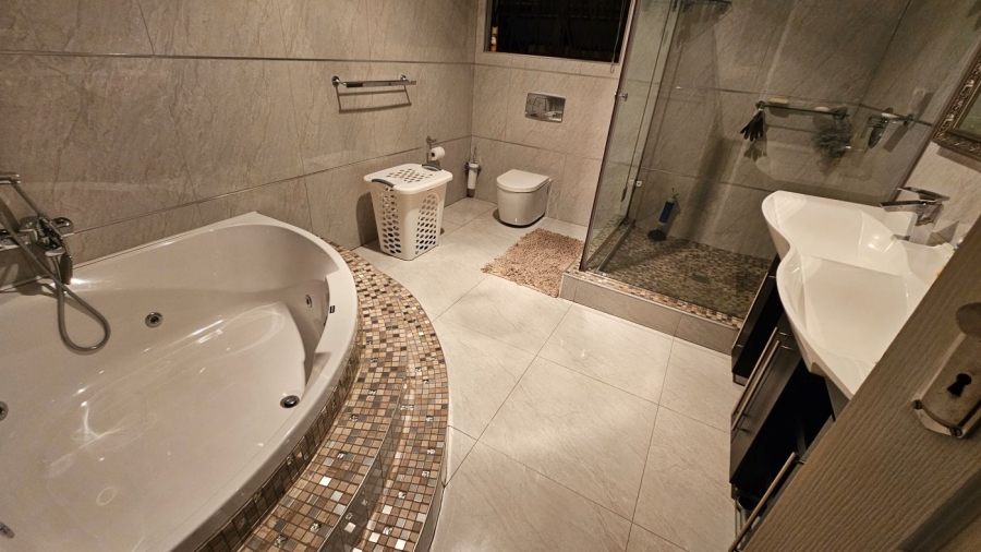 6 Bedroom Property for Sale in Vorna Valley Gauteng