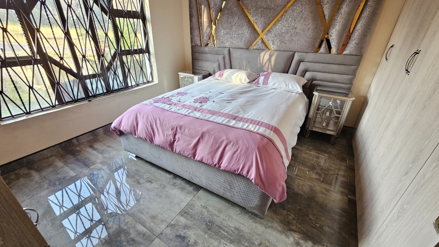 6 Bedroom Property for Sale in Vorna Valley Gauteng