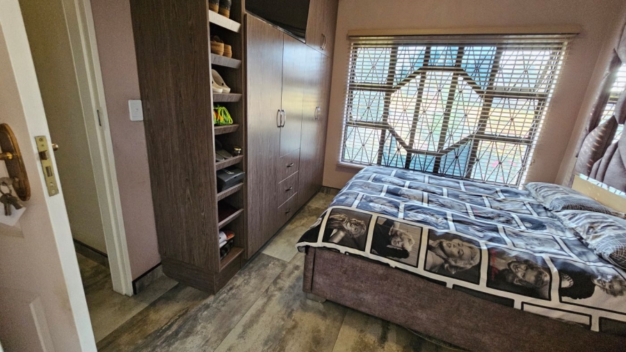 6 Bedroom Property for Sale in Vorna Valley Gauteng