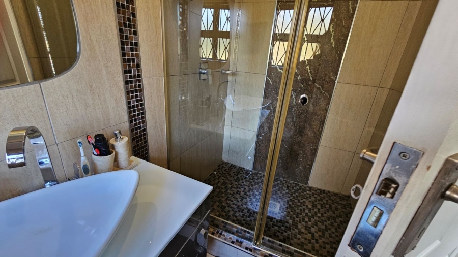 6 Bedroom Property for Sale in Vorna Valley Gauteng
