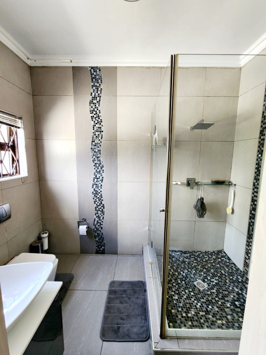 6 Bedroom Property for Sale in Vorna Valley Gauteng
