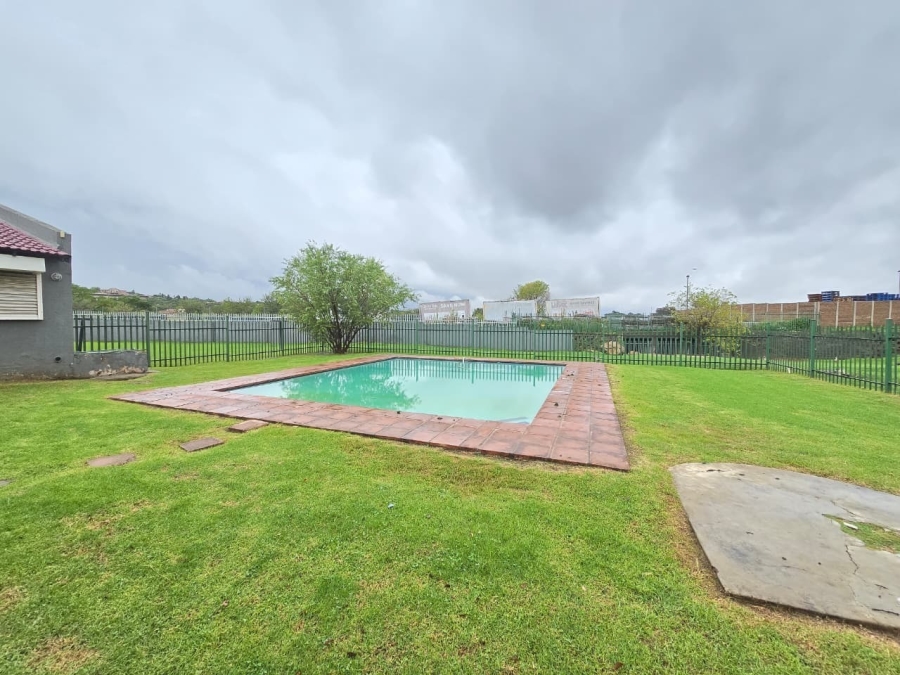 2 Bedroom Property for Sale in Mulbarton Gauteng