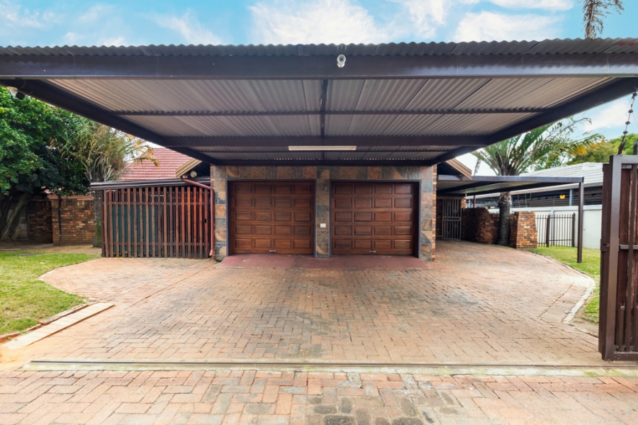 4 Bedroom Property for Sale in Dorandia Gauteng