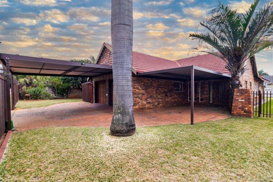 4 Bedroom Property for Sale in Dorandia Gauteng