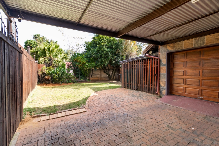 4 Bedroom Property for Sale in Dorandia Gauteng