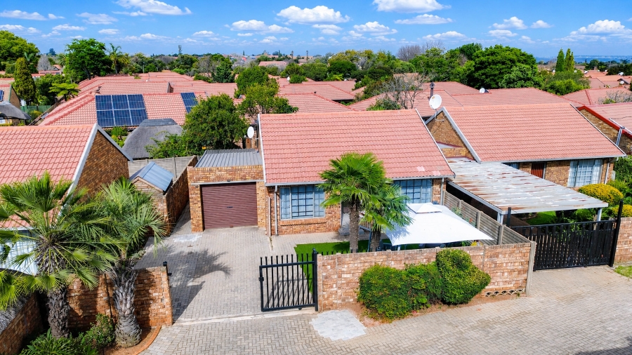 2 Bedroom Property for Sale in Pierre Van Ryneveld Gauteng