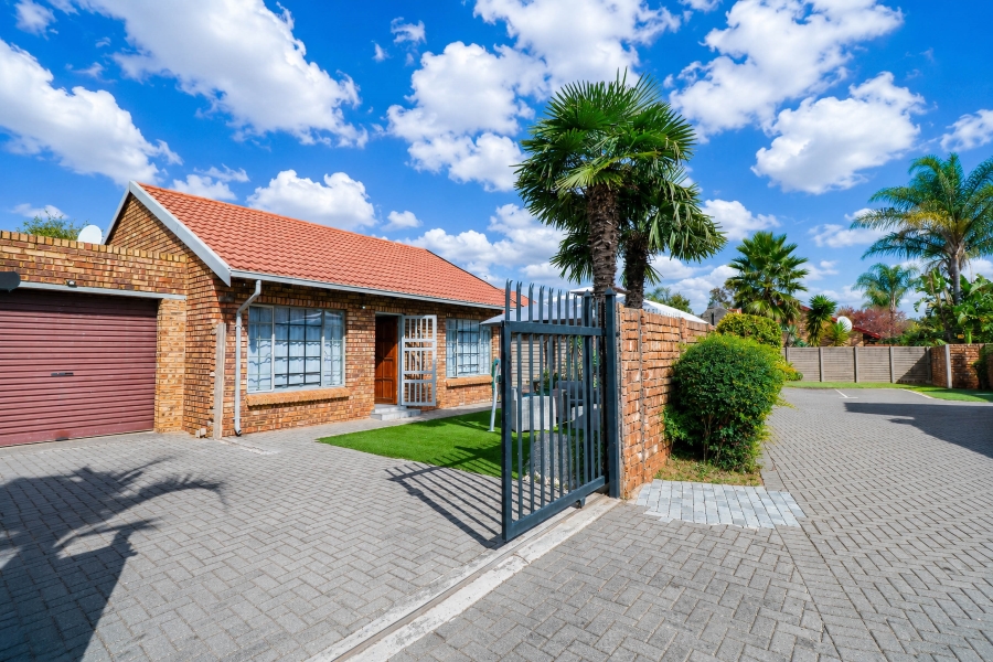 2 Bedroom Property for Sale in Pierre Van Ryneveld Gauteng