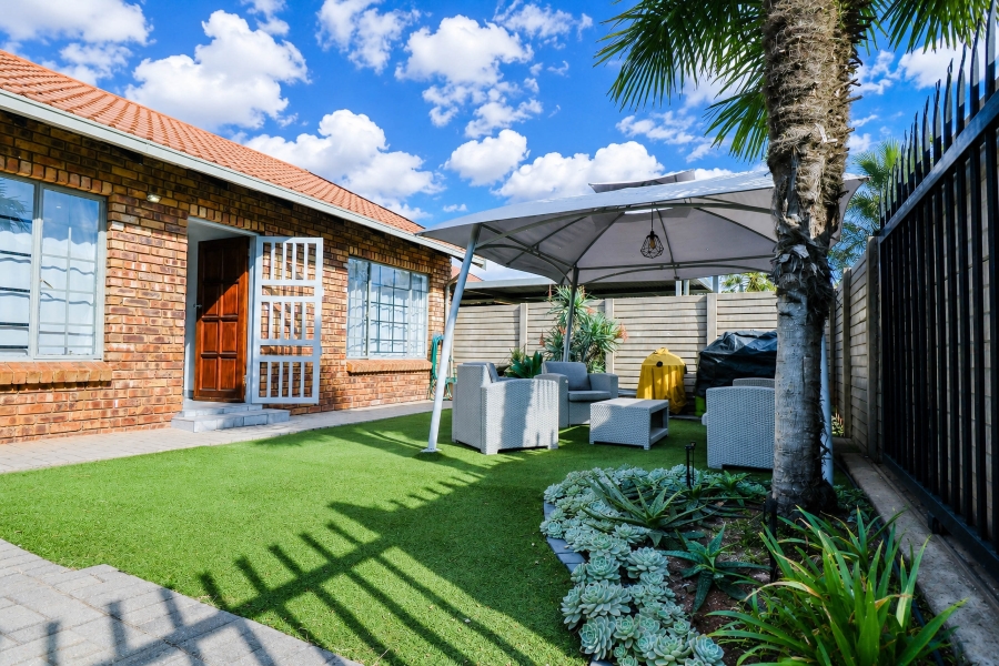 2 Bedroom Property for Sale in Pierre Van Ryneveld Gauteng